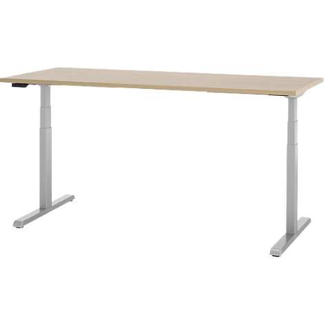 Een in hoogte verstelbaar bureau met een lichtbruin tafelblad en grijze poten, op een witte achtergrond.
