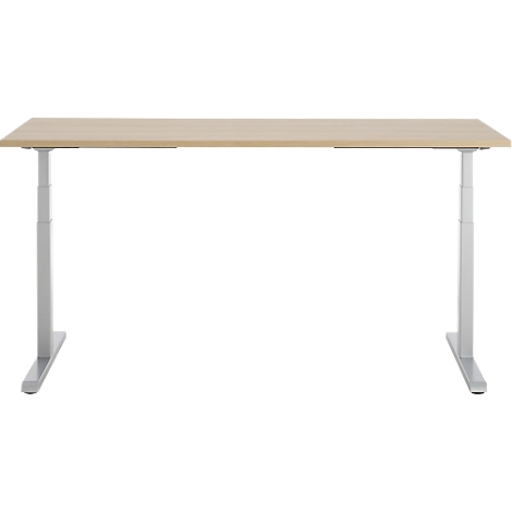 Een in hoogte verstelbaar bureau met een lichtbruin tafelblad en zilveren poten op een witte achtergrond.