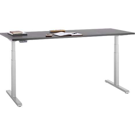Een grijze in hoogte verstelbare bureau met een grijs frame. Op het tafelblad liggen papier, notities, een rekenmachine en een notitieboek.