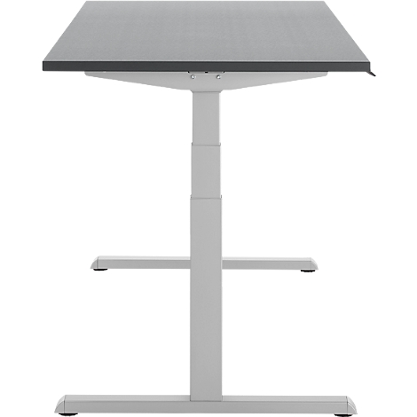 Een grijze, in hoogte verstelbare bureau met een rechthoekig tafelblad en een lichtgrijs frame. Perspectief vooraanzicht.