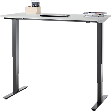 In hoogte verstelbaar bureau met wit blad en donkere poten. Op het blad liggen een laptop, boeken en een pennenbakje.