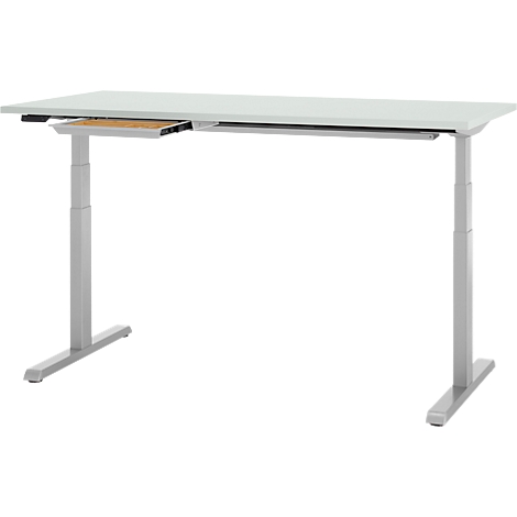 Un bureau blanc réglable en hauteur. La table a un plateau clair et des pieds argentés. Un tiroir pour le clavier est en bois.