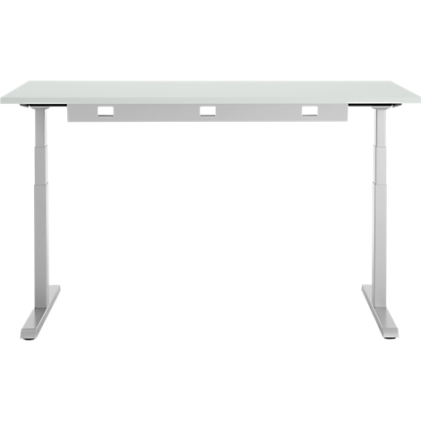 Un bureau blanc réglable en hauteur avec des pieds en métal gris fixés sous un plateau de table de couleur claire. Le bureau est placé sur un fond blanc.
