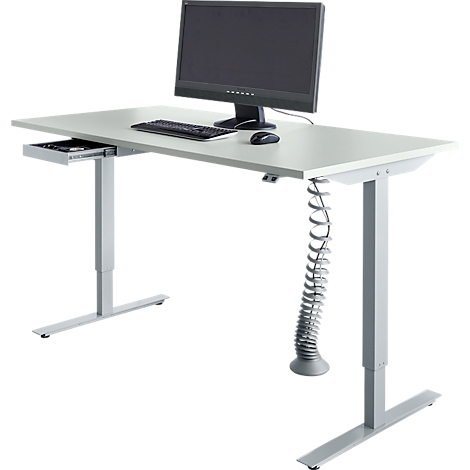 Un bureau réglable en hauteur avec ordinateur, clavier et souris. Une goulotte de câbles longe le pied.