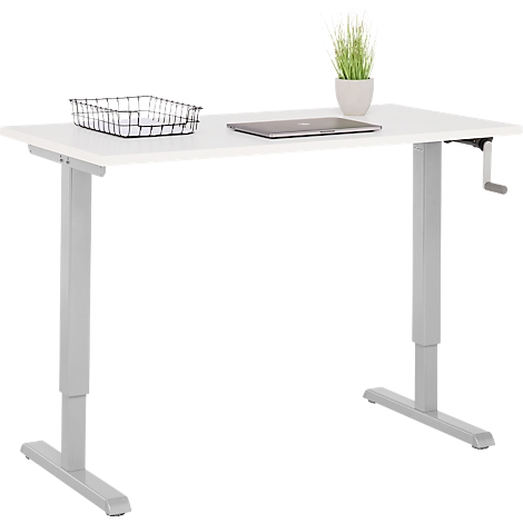 Bureau réglable en hauteur blanc avec pieds argentés. Dessus, un ordinateur portable, une plante, un panier en fil de fer.