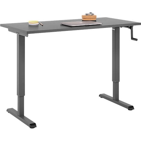 Bureau gris réglable en hauteur. Sur le dessus, un ordinateur portable, des stylos et une petite boîte de rangement. Une manivelle est fixée sur le côté.