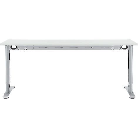 Un bureau rectangulaire blanc avec des pieds argentés et deux passe-câbles.