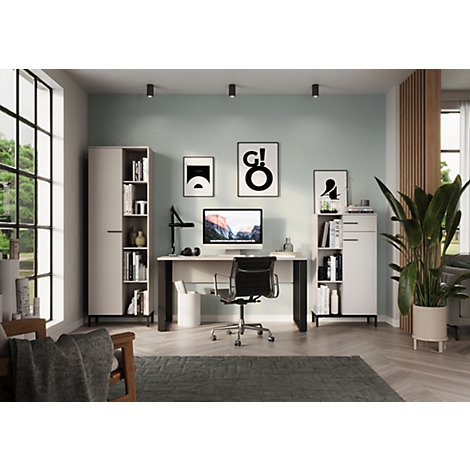 Moderne thuiskantoor met bureau, bureaustoel, planken, kunst aan de muur en een kamerplant. De kamer is licht en minimaal ingericht.