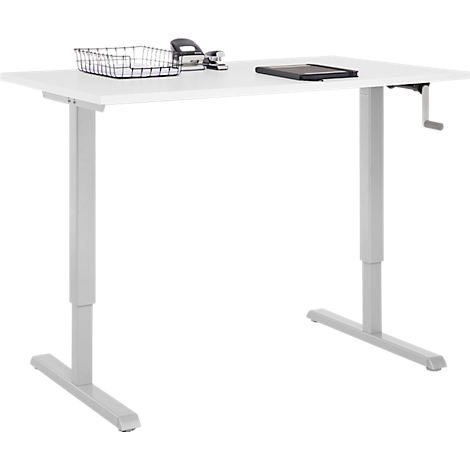 Un bureau blanc réglable en hauteur avec des pieds en métal. Sur le dessus de la table, il y a des dossiers, une perforatrice et une tablette.