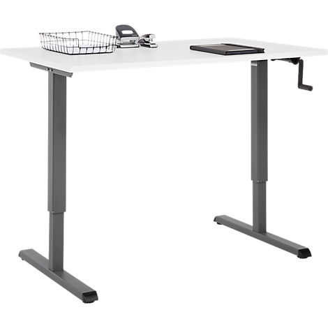 Un bureau blanc réglable en hauteur avec des pieds gris et une manivelle. Un bac à fil et une tablette reposent sur le dessus de la table.