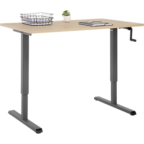 Bureau réglable en hauteur avec un plateau en bois clair et des pieds gris. Sur le dessus, un bloc-notes, un panier en fil de fer et une petite plante.