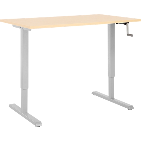 Un bureau réglable en hauteur avec un plateau de table brun clair et des pieds argentés. Il y a une manivelle sur le côté pour le réglage en hauteur.