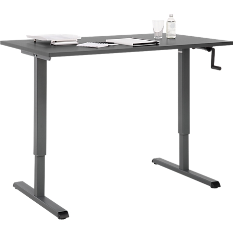 Bureau gris réglable en hauteur avec du papier, des verres et une bouteille d'eau.