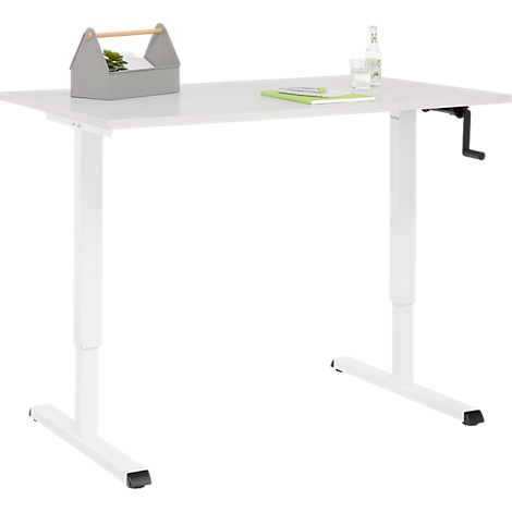 Bureau blanc réglable en hauteur avec boîte à outils et bouteille sur la surface.