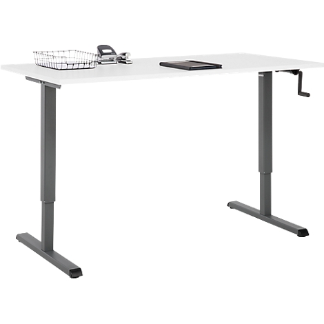 Bureau réglable en hauteur, plateau blanc, pieds gris et manivelle. Panier en fil de fer, perforatrice et tablette sur le dessus.