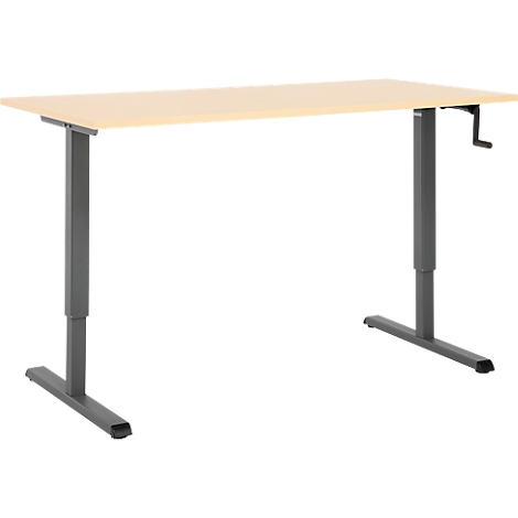 Un bureau réglable en hauteur avec un plateau de table brun clair et des pieds gris foncé, comprenant une manivelle.