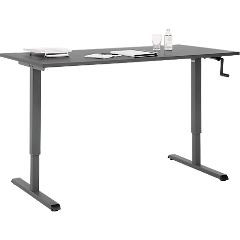 Un bureau gris réglable en hauteur, avec des objets sur le plateau et une manivelle.