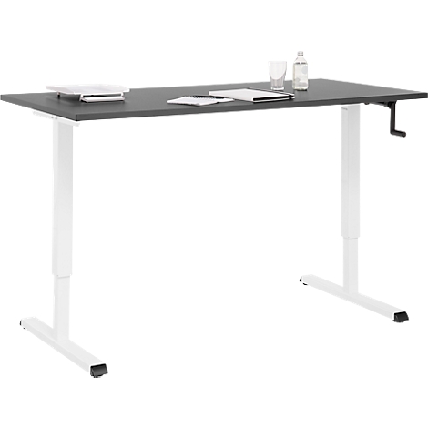 Un bureau réglable en hauteur en gris et blanc. Sur le dessus de la table se trouvent des documents, des verres et une bouteille.