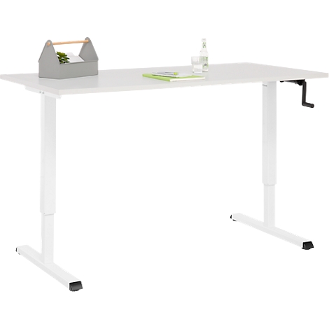 Un bureau blanc réglable en hauteur. Sur la surface se trouvent une petite boîte, du papier et une bouteille d'eau.