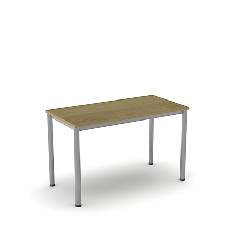 Une table rectangulaire avec un dessus en bois et des pieds argentés sur fond blanc.
