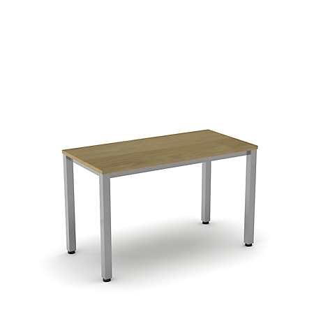 Une table rectangulaire avec un plateau en bois et des pieds gris. Les pieds de la table sont carrés.