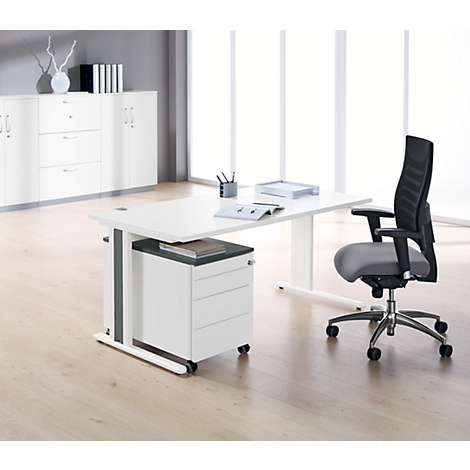 Un bureau lumineux avec une chaise de bureau. Des papiers et des stylos sont posés sur la table, une armoire de classement en arrière-plan.