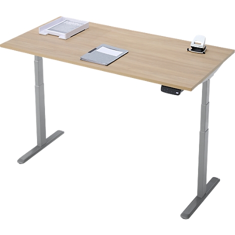 Een in hoogte verstelbaar houten bureau met grijze metalen poten en kantoorbenodigdheden.
