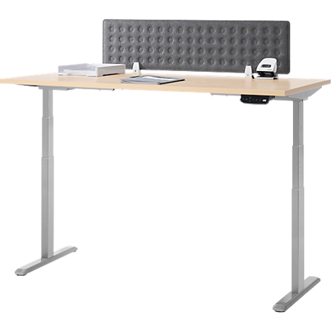 Lichtbruine, in hoogte verstelbare bureau met grijze, gewatteerde scheidingswand. Op het bureau liggen mappen, een nietmachine en schrijfgerei.
