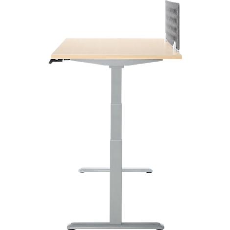 Een in hoogte verstelbaar bureau in licht houten design, met een grijs frame en een grijs privacyscherm.