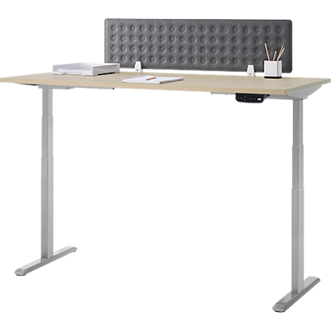 Een in hoogte verstelbaar bureau met grijze metalen poten, een houten blad en een grijze gewatteerde scheidingswand.