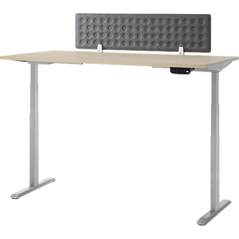 Een in hoogte verstelbaar bureau met een grijze stoffen achterwand. Houten tafelblad, zilveren poten.
