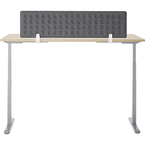 In hoogte verstelbaar bureau met grijze stoffen scheidingswand. Tafelblad, poten en beugels zijn zichtbaar.