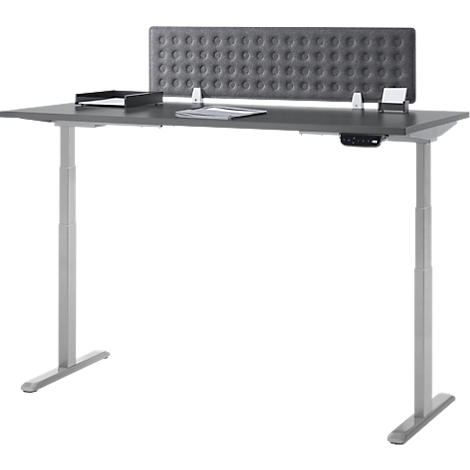 Een grijze, in hoogte verstelbare bureau met een gewatteerde geluidswand en kantoorbenodigdheden. De hoogte van de tafel is verstelbaar.