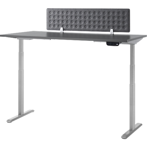Grijs in hoogte verstelbaar bureau met grijs gevoerd scherm. Het bureau heeft zilveren poten en een bedieningspaneel onder het tafelblad.