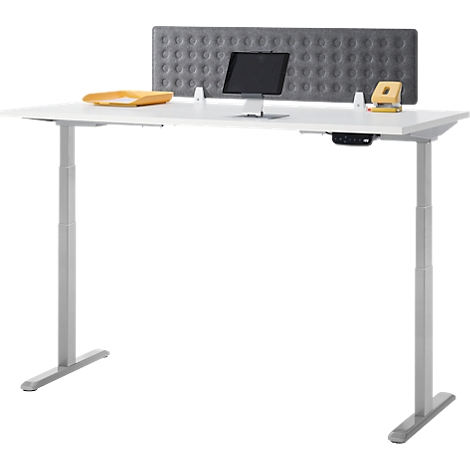 Witte, in hoogte verstelbare bureau met accessoires, tegen een grijze achtergrond.