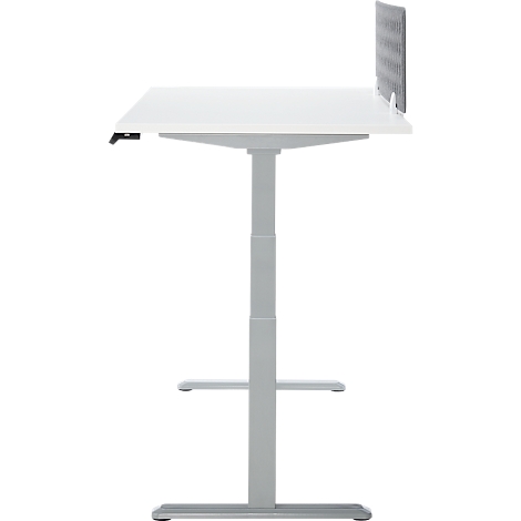 Wit, in hoogte verstelbaar bureau met een grijs frame en een geperforeerd metalen scheidingswand.