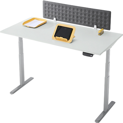 Een witte, in hoogte verstelbare bureau met accessoires. Daarop een grijs paneel, een gele tablethouder, een bakje en een nietmachine.