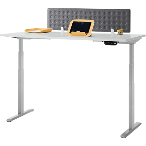 In hoogte verstelbaar wit bureau met grijs akoestisch paneel en accessoires. Tablet, papierbak, nietmachine op het tafelblad.