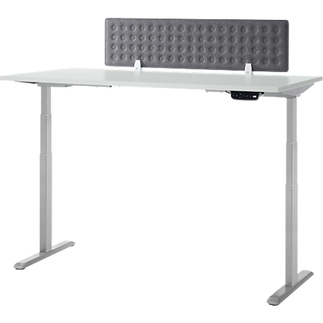 Een witte, in hoogte verstelbare bureau met een grijs, gewatteerd privacyscherm.
