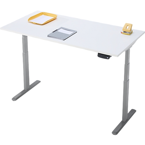 Un bureau blanc réglable en hauteur sur fond neutre, avec des accessoires.