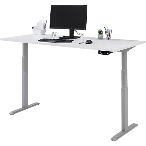 Un bureau blanc réglable en hauteur avec un moniteur, un clavier, une souris et des accessoires de bureau.