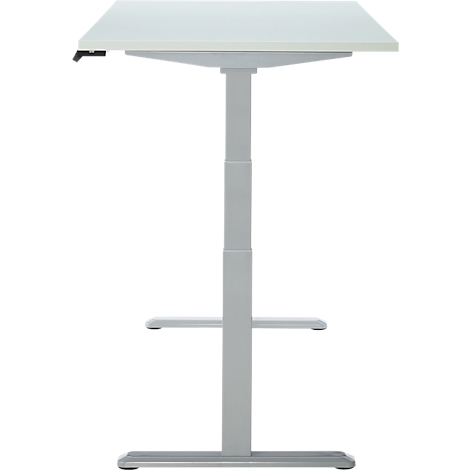 Bureau debout avec plateau blanc et cadre gris. Le bureau est réglable en hauteur. Un repose-pieds dans la partie inférieure.