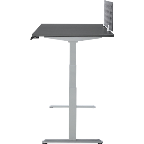 Bureau gris, réglable en hauteur, avec plateau divisé et écran de confidentialité.