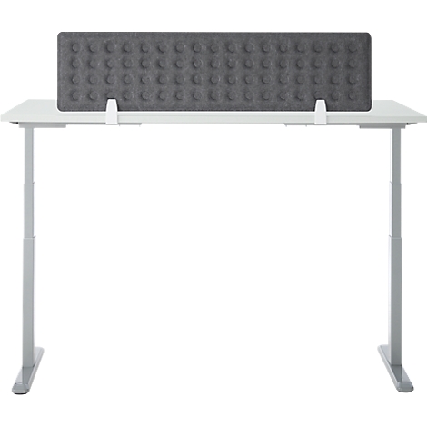 Bureau avec cloison en feutre gris. Bureau et pieds blancs réglables en hauteur. Cloison en feutre gris foncé avec des boutons ronds.