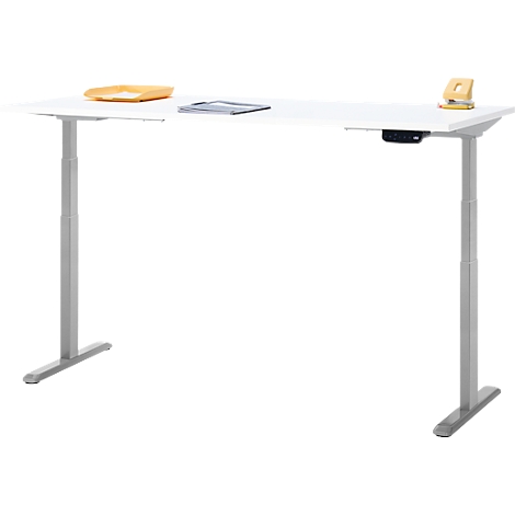 Un bureau blanc réglable en hauteur avec des pieds argentés. Des accessoires sont sur le plateau.