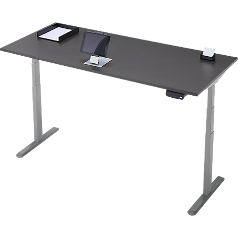 Un bureau réglable en hauteur de couleur grise avec une tablette, des papiers et un bloc-notes. Le produit est présenté sur un fond blanc.