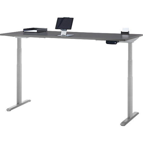 Bureau gris réglable en hauteur avec tablette, documents et panneau de contrôle.