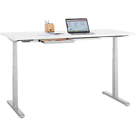 Un bureau blanc réglable en hauteur avec un ordinateur portable, un porte-stylos et un tiroir.
