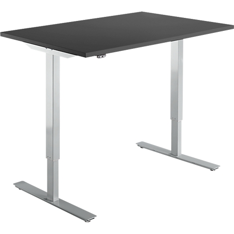 Een in hoogte verstelbaar bureau met een grijs tafelblad en zilveren poten. Het bureau staat tegen een witte achtergrond.