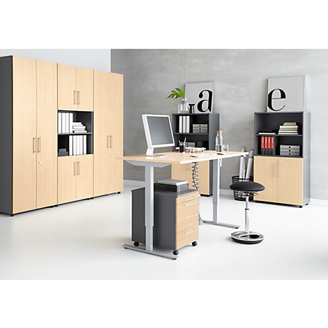 Bureau avec mobilier en bois. Un bureau avec un ordinateur et une chaise de bureau. Grande paroi de placards.